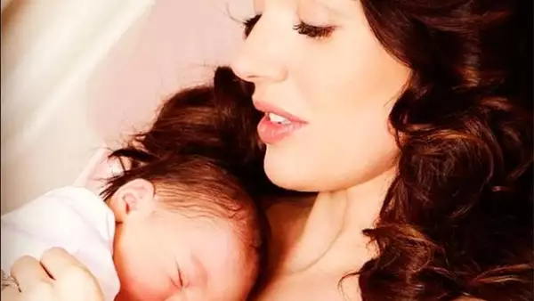 La socialité dio a luz este lunes a la pequeña Sofía, en la primera imagen de familia la vemos luciendo un gran peinado y un maquillaje perfecto.