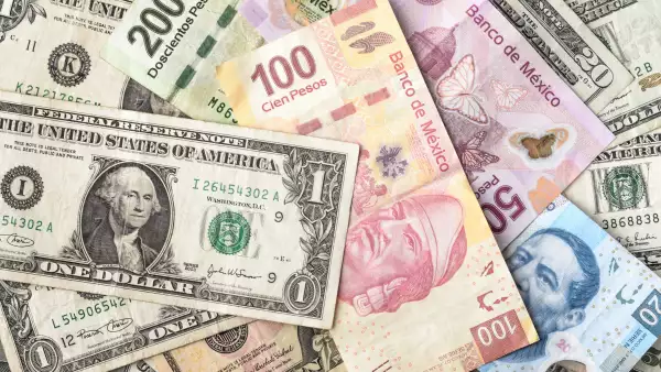 El dólar se compra en 17.98 unidades en bancos.
