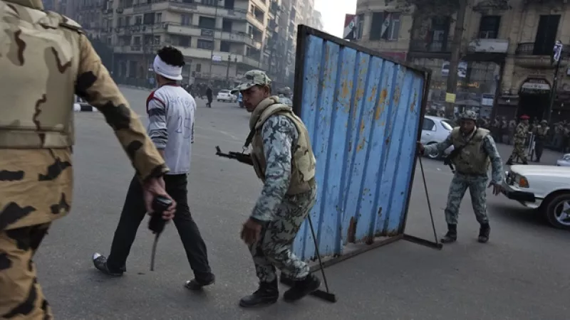soldados en la plaza tahrir