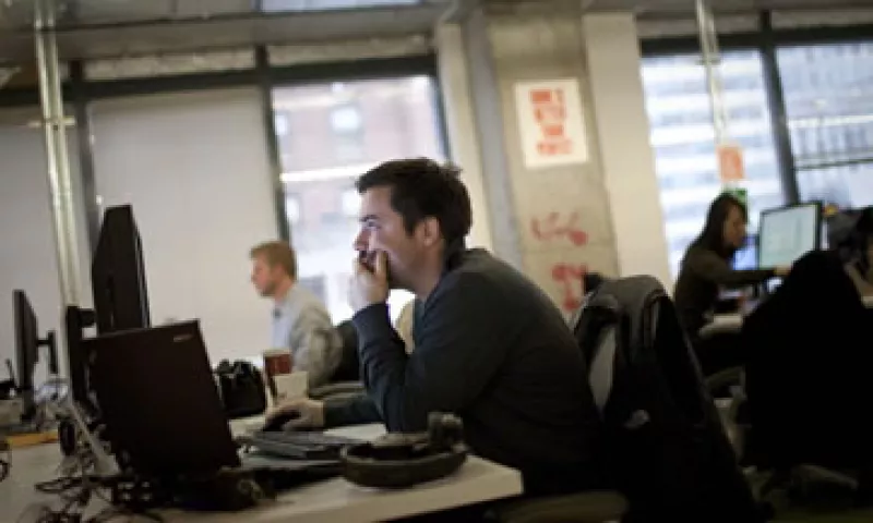 Si te tocará trabajar mientras otros festejan, quizá puedas negociar con tu empresa otros beneficios.(Foto: Getty Images)