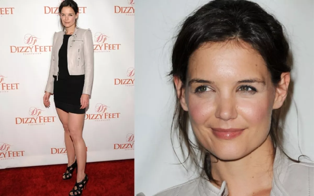 El vestuario de Katie parecía elegido al azar y su pelo lucía bastante descuidado. Un look poco indicado para una gala. (Fotos: AP/clasos.com)