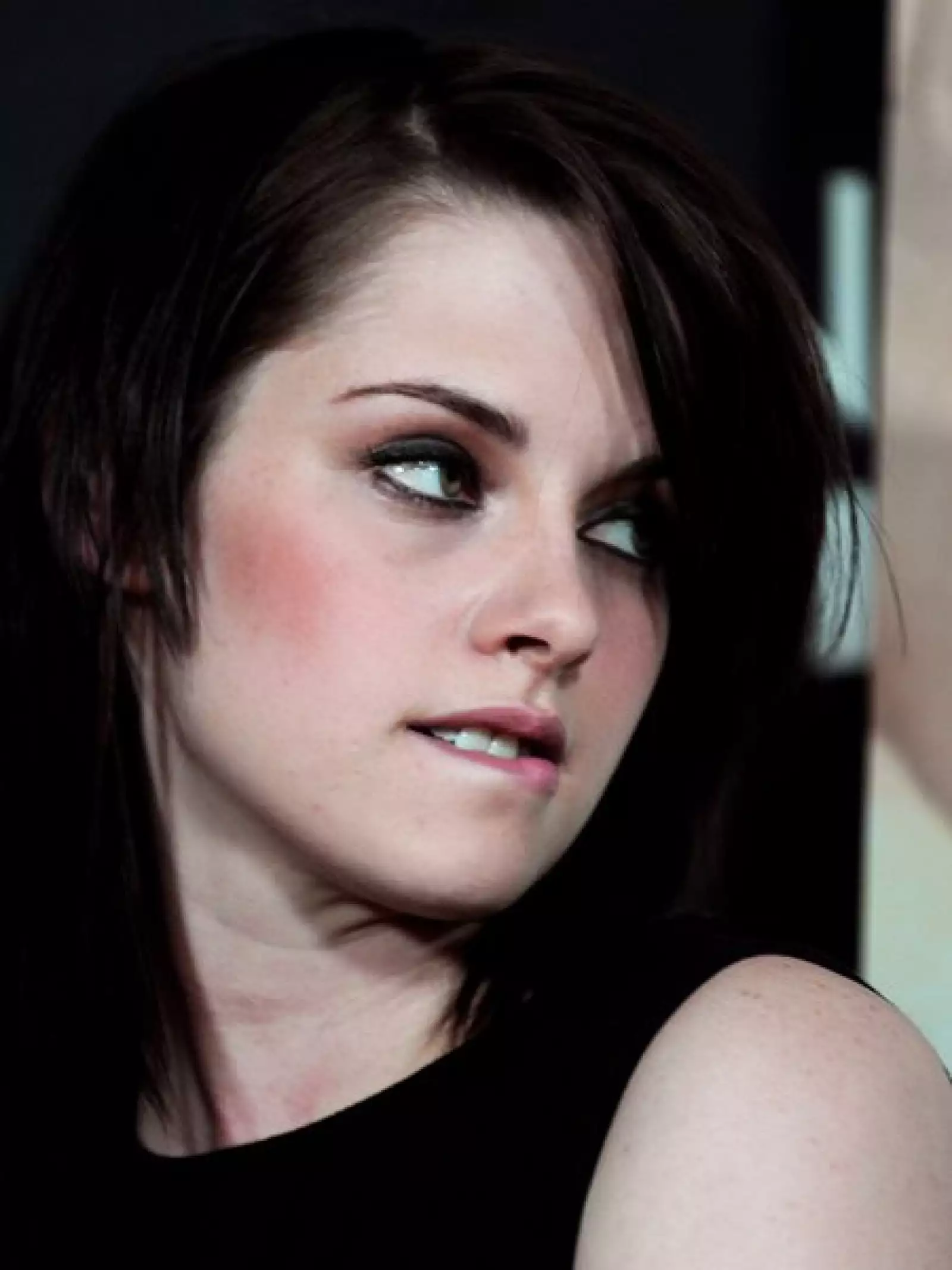 No importa la importancia del evento. Si ella quiere mezclar un vestido couture con una chamarra de piel y Converse, lo hace.