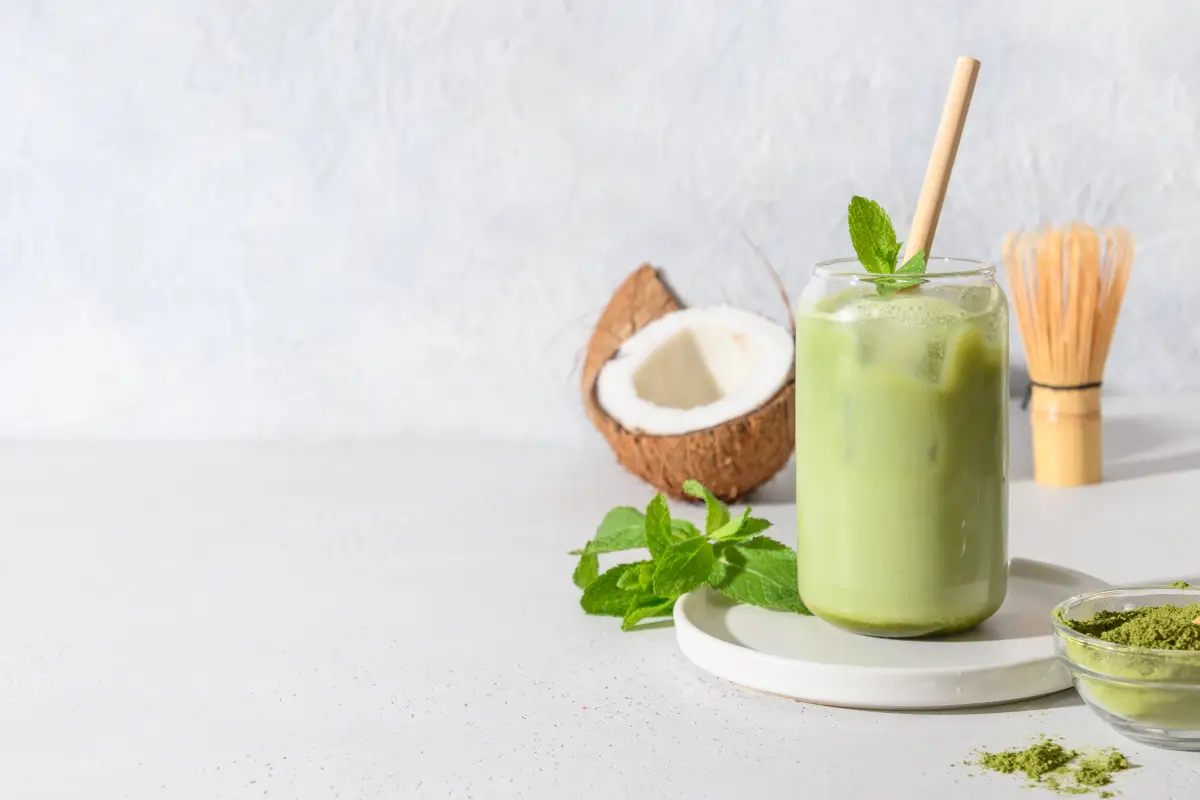 Iced,Latte,Green,Matcha,Tea,With,Coconut,Water,Garnish,Mint