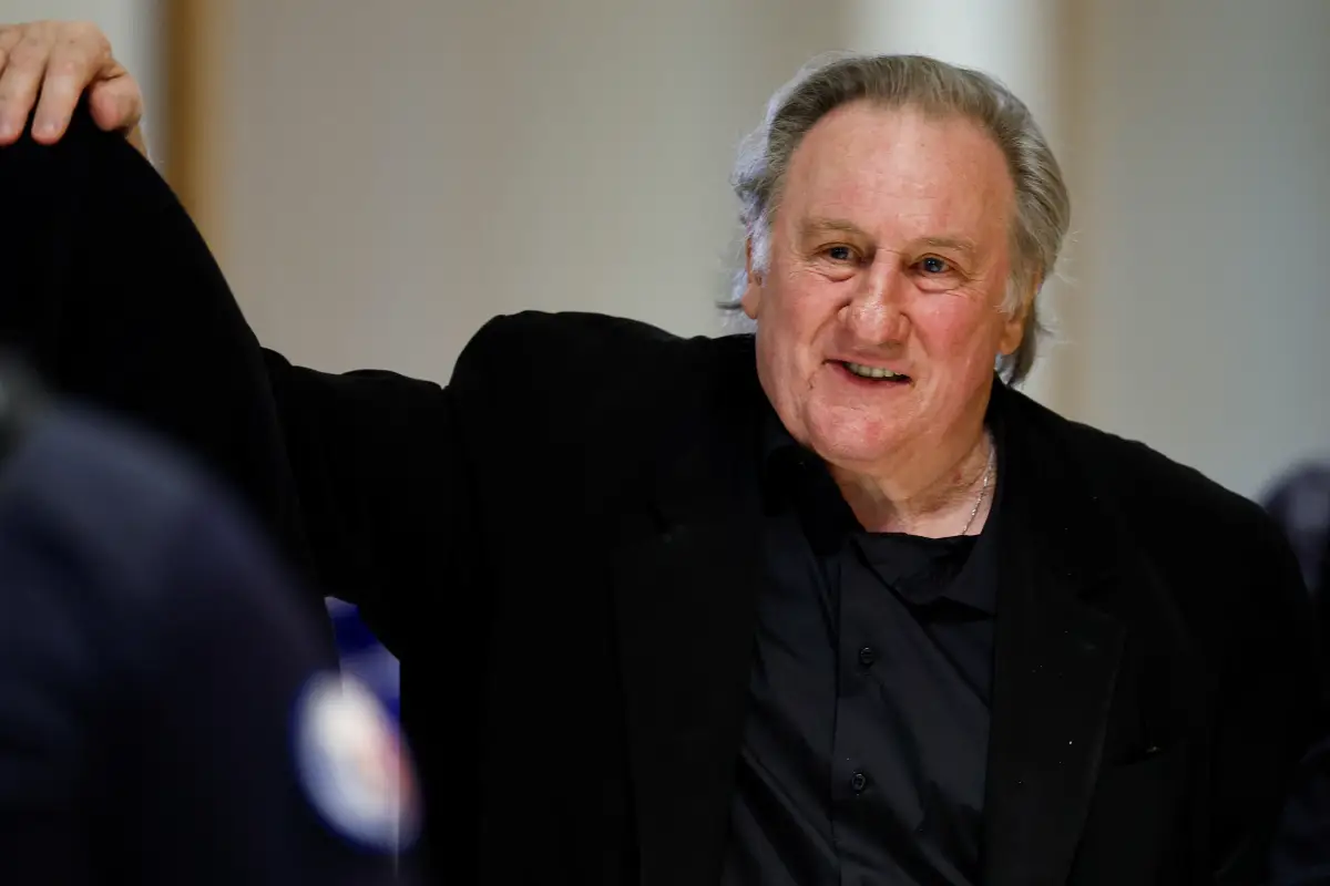 “Le agarré la cadera”: declara Depardieu en juicio por agresión sexual