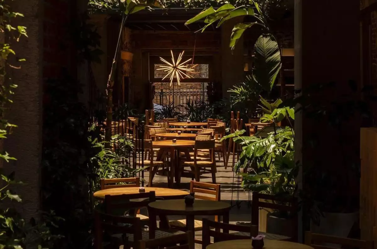 foto del patio central del restaurante Caracol de Mar enel centro historico de la cdmx