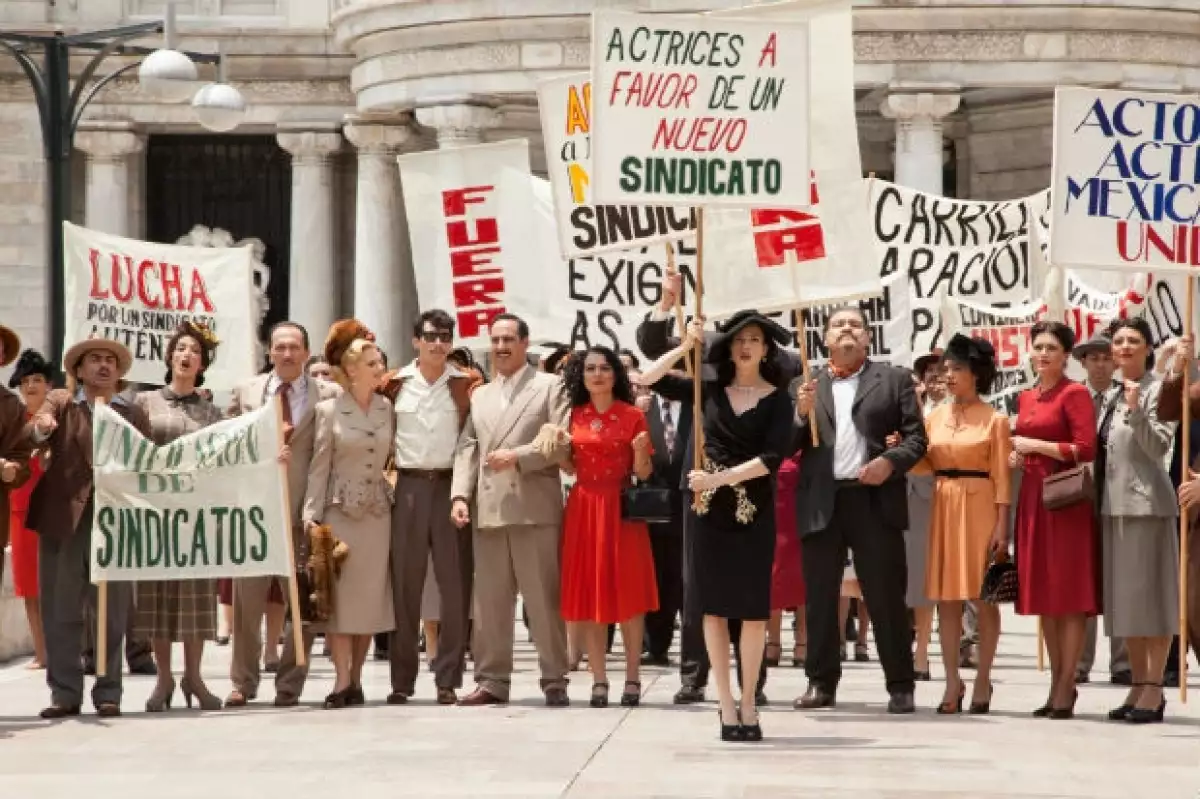 La cinta que retrata la vida del cómico mexicano ya está en cartelera y aquí te presentamos la crítica de misma.