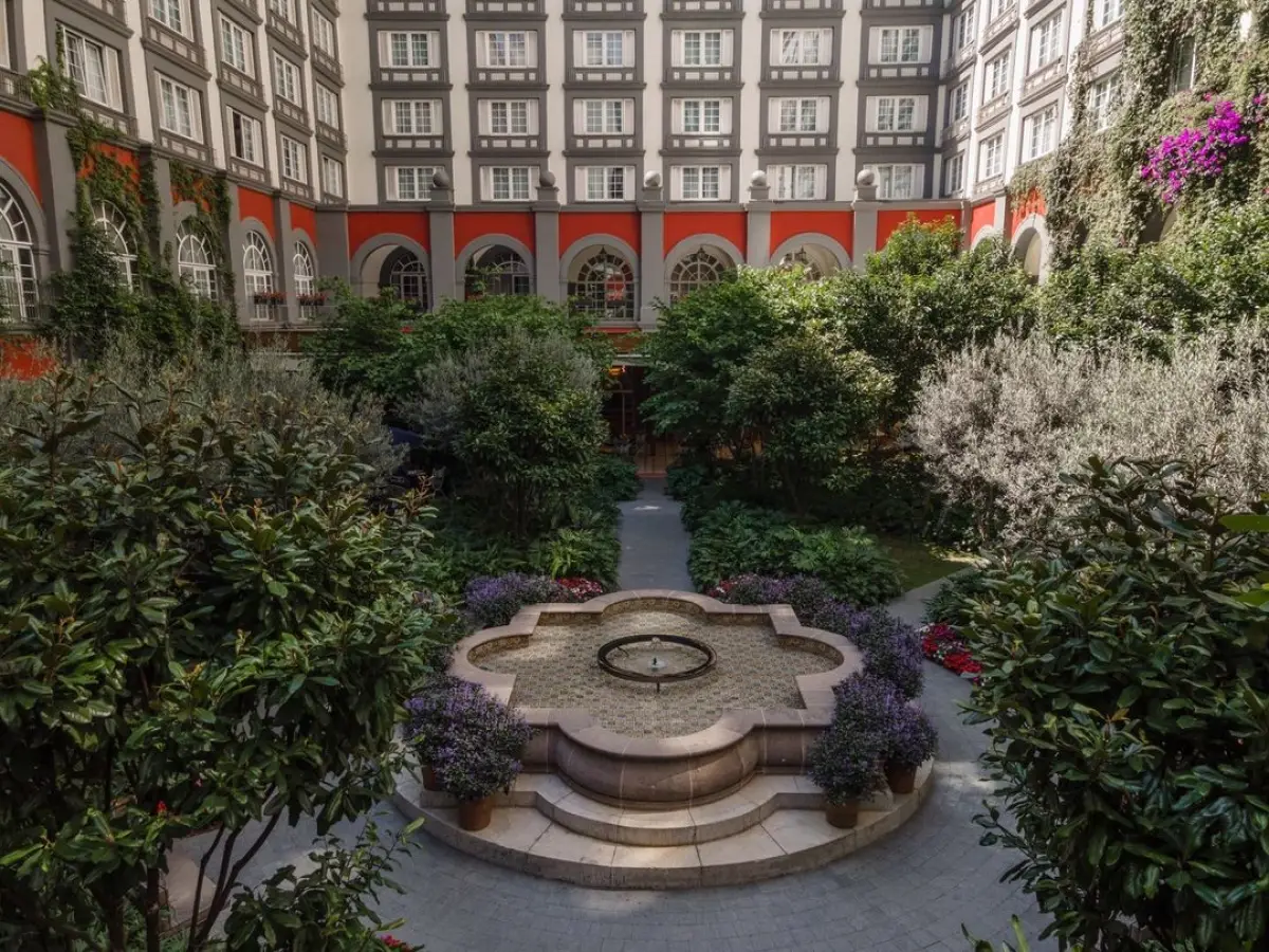 foto del patio central del hotel four seasons mexico city