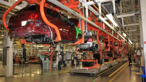 En esta parte de la l�nea de producci�n se monta la carrocer�a con el chasis en un proceso conocido como ?casamiento?