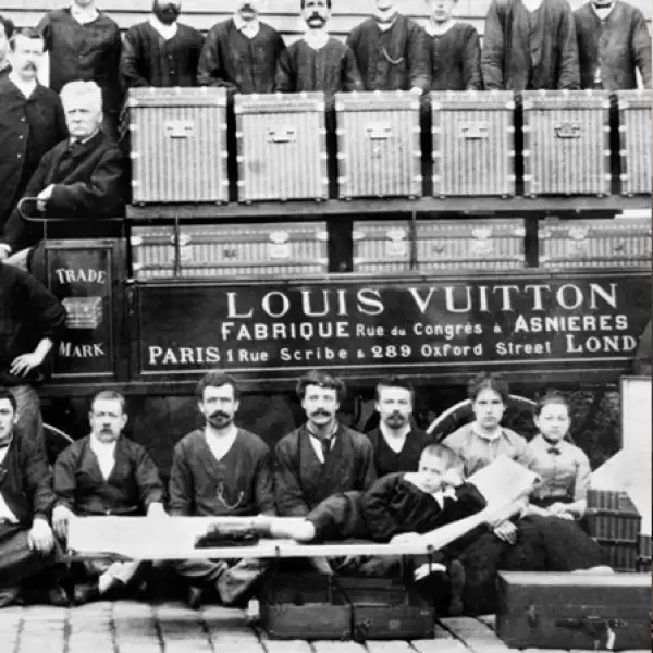 Baúl, la pieza por lo que todo comenzó. En un mundo donde se viajaba en tren, barco y auto (1858) Louis Vuitton introdujó el baúl plano con una lona protectora con el fin de aligerar el peso del equipaje; la maleta fue todo un éxito y rápidamente se popularizó.