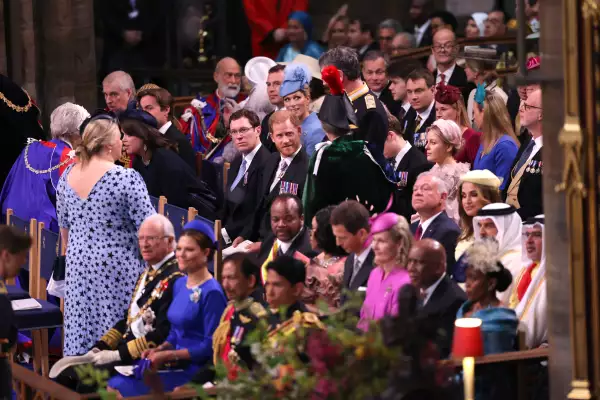 principe harry coronacion tercera fila