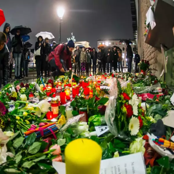 Miles de personas depositaron flores y veladores en la Plaza de París, ubicada en la ciudad de Berlín.