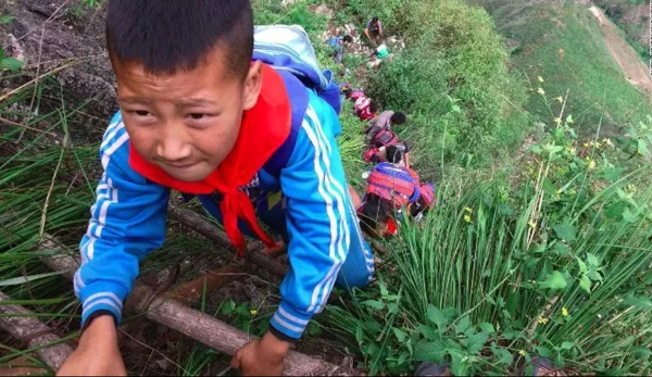 Alumnos, algunos de 6 años, descienden el acantilado para regresar a casa.
