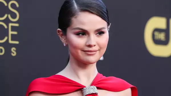 Selena Gomez cumplió 30 años y lo celebró como quinceañera con vestido Versace