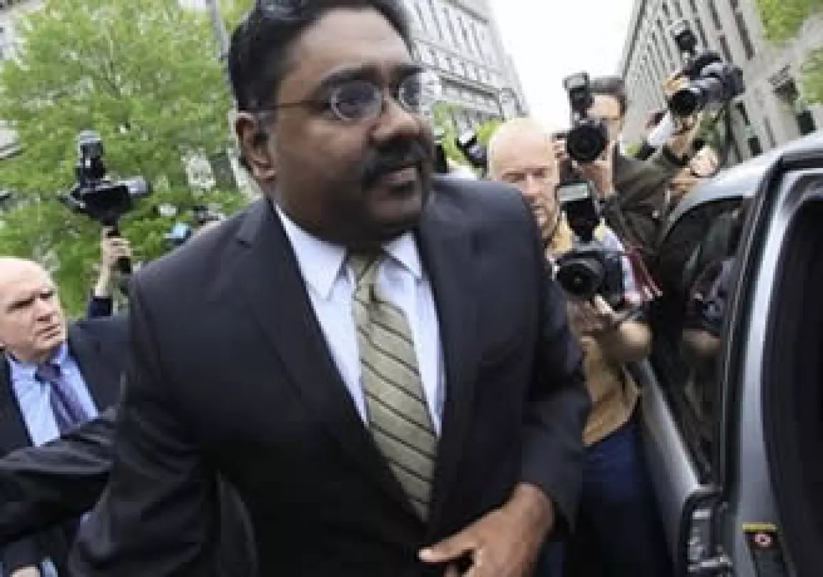 Raj Rajaratnam permanecerá en libertad bajo fianza con arresto domiciliario y vigilancia electrónica hasta el 29 de julio. (Foto: AP)