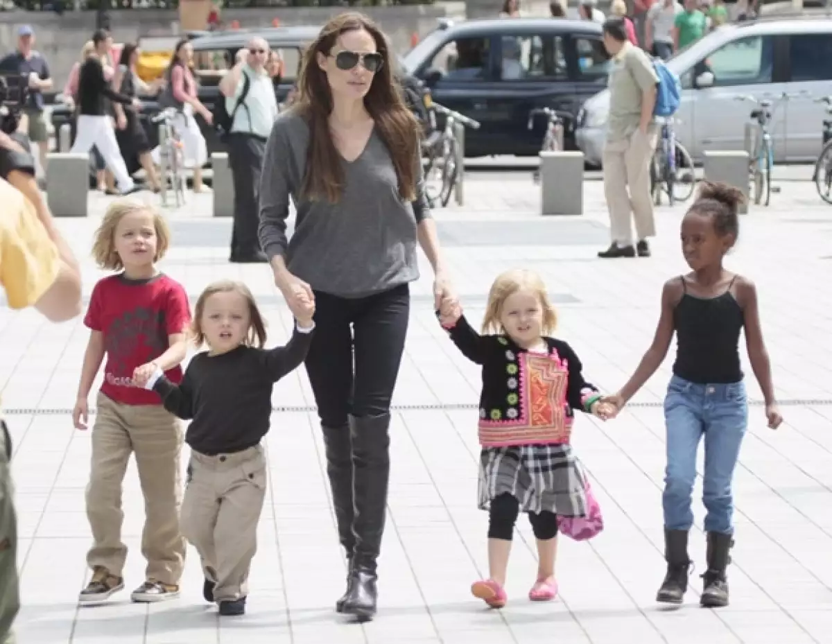 Angelina es una mamá muy atenta a todas las necesidades de sus hijos.