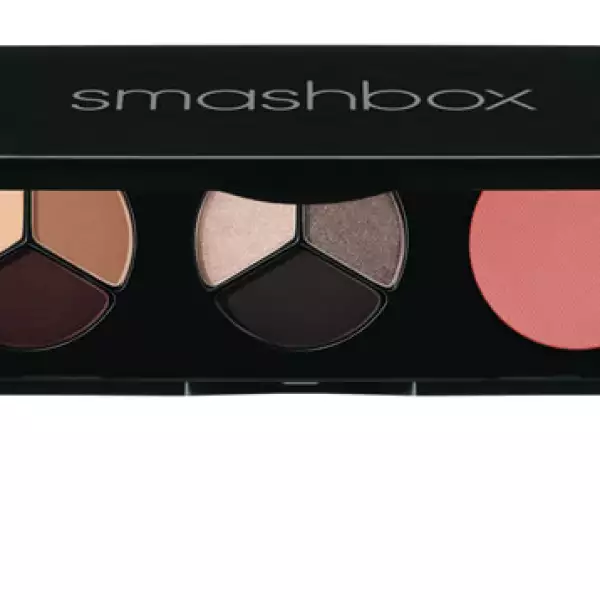 Como tiene eventos de día y de noche, una paleta de sombras como la de Smashbox con colores neutros es indispensable.