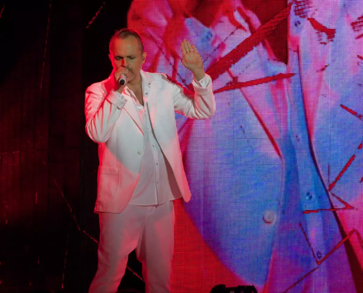 La presentación del cantante español se vio ensombrecida por un lamentable suceso, ya que un miembro del staff murió en el cuarto de hotel en donde se hospedaba el equipo.