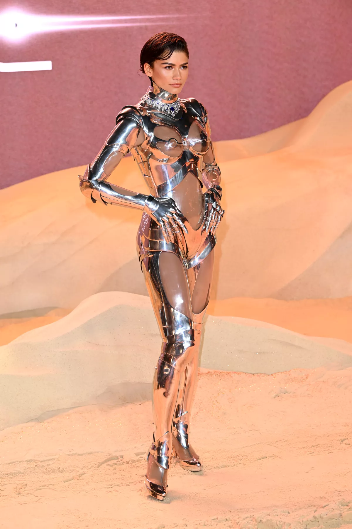 Zendaya se viste de robot para la premiere de Dune 2 en Londres.
