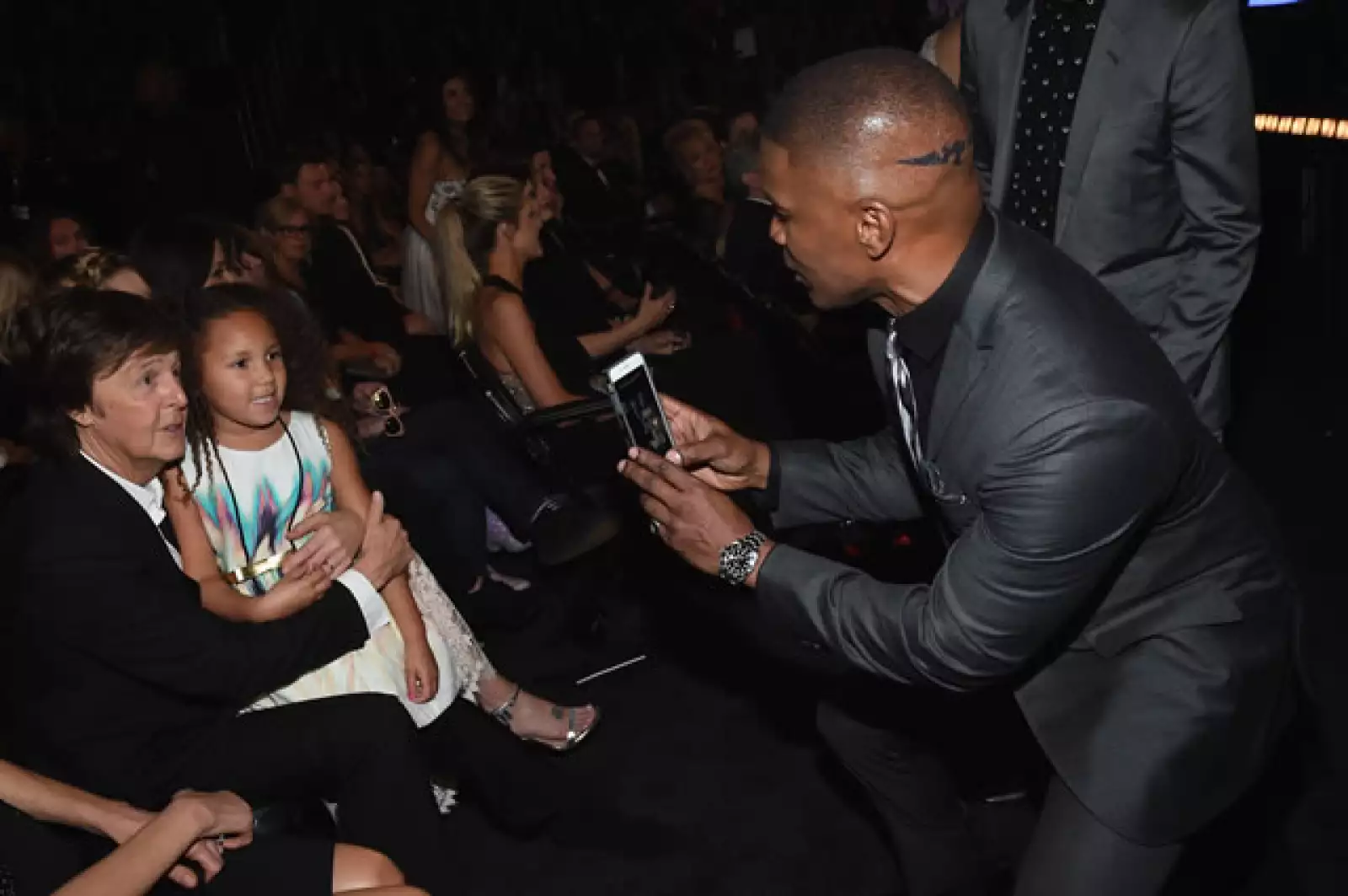 Como orgulloso padre, le tomó fotografías con Paul McCartney.