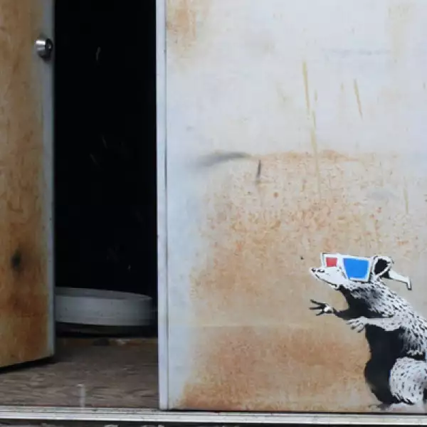 No sólo en grandes paredes Banksy deja huella.