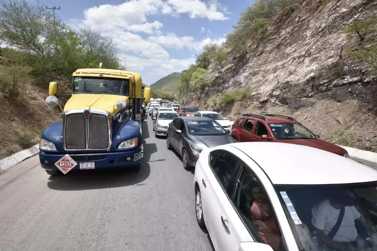 Caos en la autopista México-Cuernavaca: reducen carriles por obras