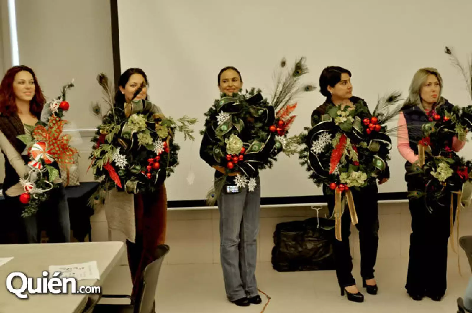 Esthela Villarreal da plática de decoración navideña