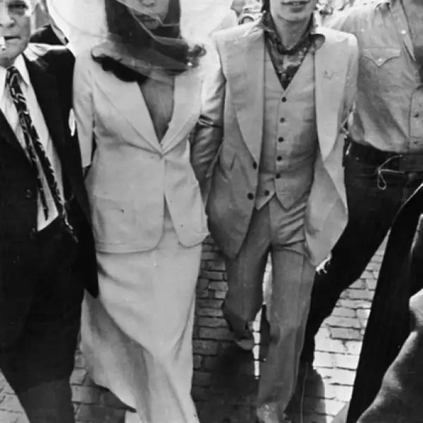 Bianca y Mick Jagger decidieron ir en contra de cualquier tradicionalismo en su boda en 1971. El diseñador creó un traje para Bianca que incluía una camisa pero los cuatro meses de embarazo de Bianca la hicieron engordar y ésta no le quedó por lo que optó por no portar nada.