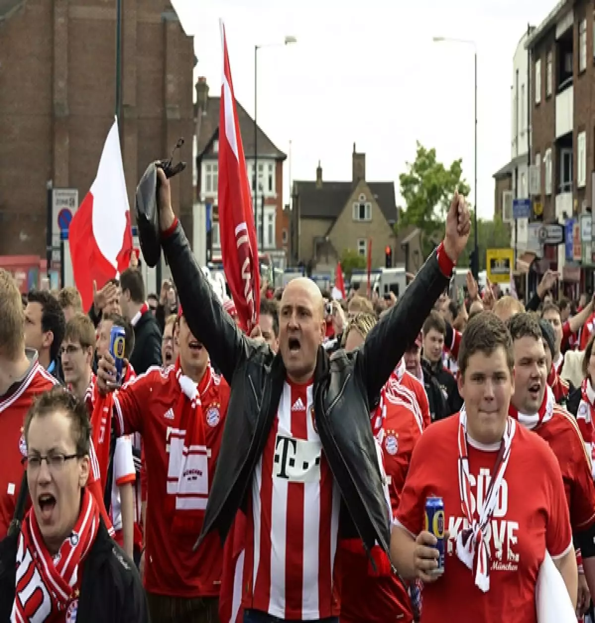 Kim aparece al centro en esta imagen sin su novio, a diferencia de sus hermanas.