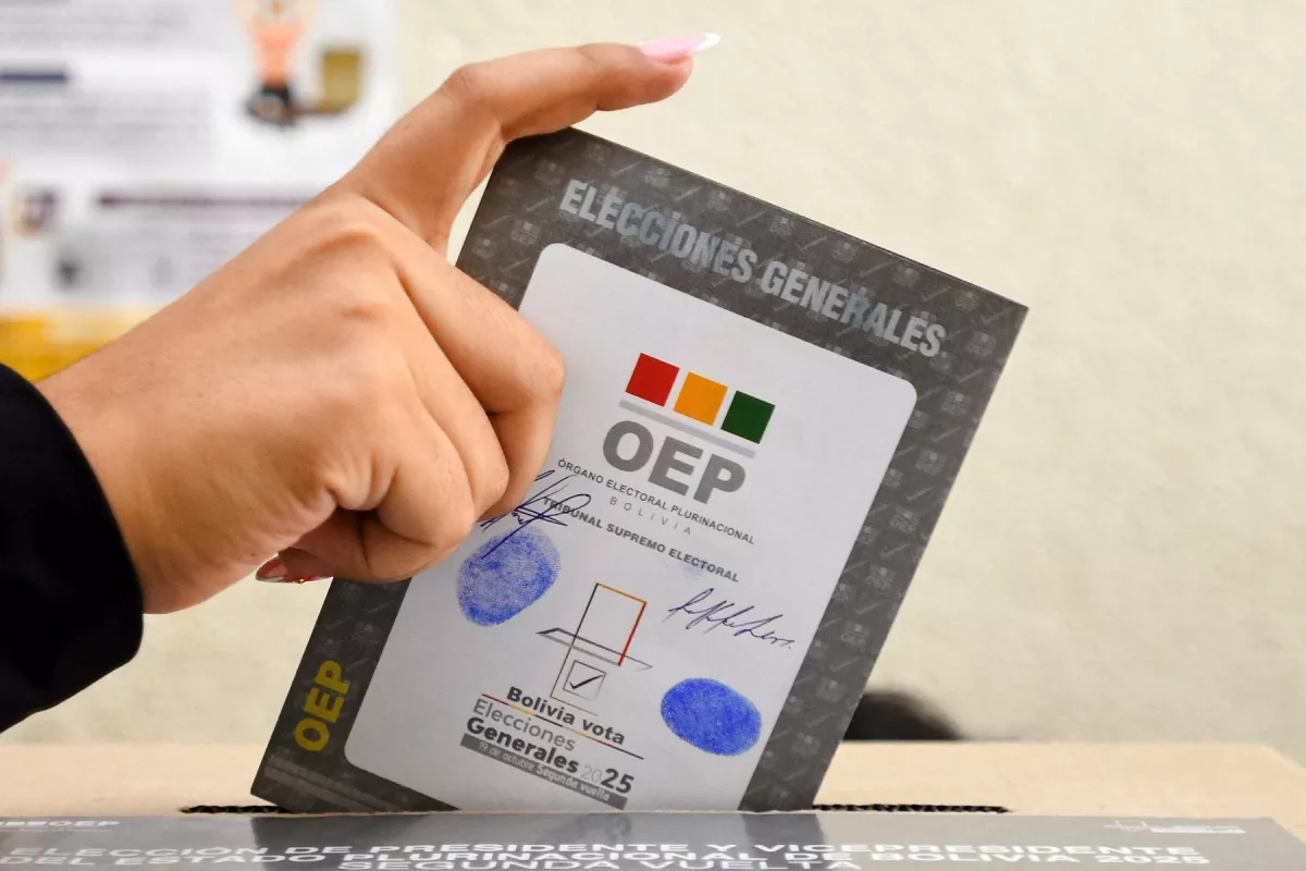 Una mujer emite su voto en un colegio electoral durante la segunda vuelta de las elecciones presidenciales en Santa Cruz, Bolivia, el 19 de octubre de 2025.