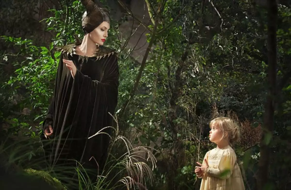El día de hoy se publicaron imágenes del debut en cine de la hija más pequeña de Brad Pitt y Jolie. La pequeña interpretará a la "princesa Aurora" en su infancia.