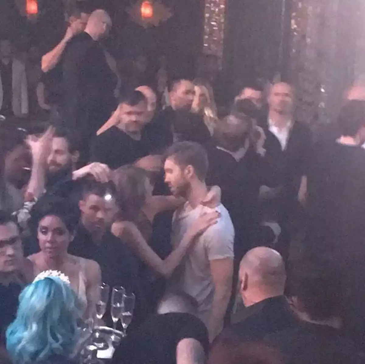 PDA Alert! La pareja estuvo más que cariñosa en Las Vegas, donde el dj ofreció un concierto para despedir el 2015.