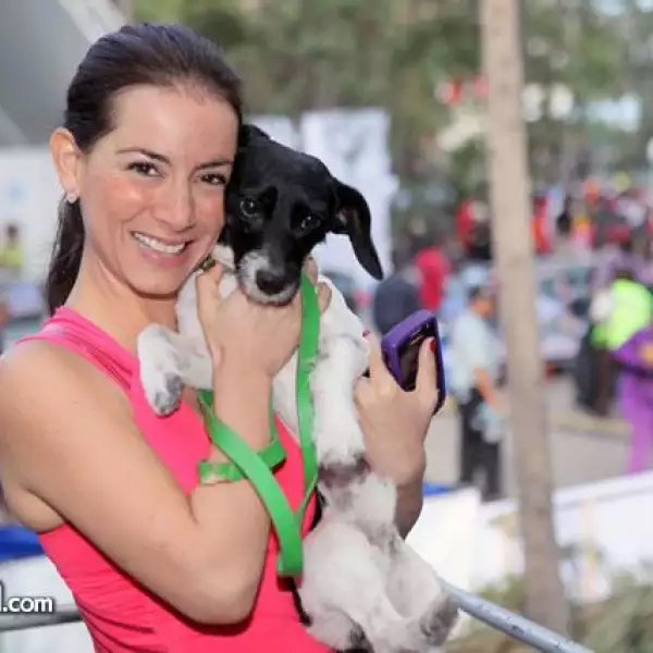 Claudia Lizaldi con Moe