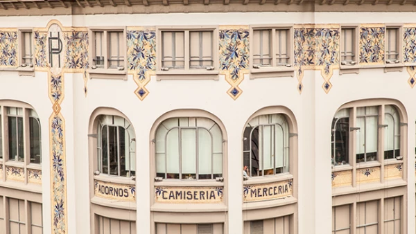 En 1914 la construcción original sufrió un incendio y en 1921, el almacén de varios pisos se reinauguró mostrando la fachada que perdura actualmente.
