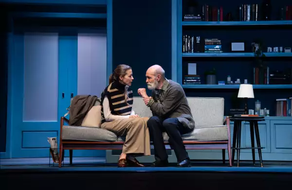 Foto de la obra de teatro El Padre donde se ve a la actriz Fernanda Castillo y el actor Luis de Tavira en escena, sentados en un sillón discutiendo.