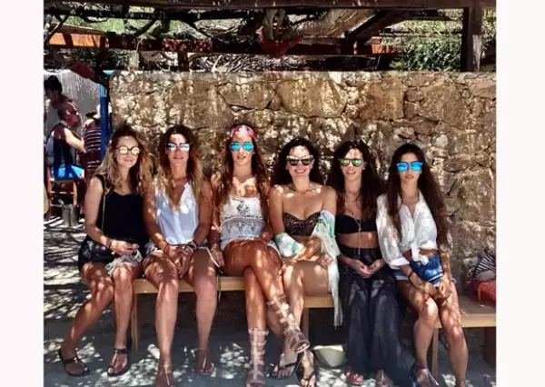 La actriz se dio una escapada a la isla Mykonos en Grecia, acompañada de cinco guapas mujeres, amigas suyas.