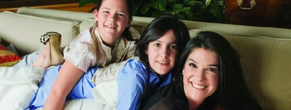 La conductora es el estereotipo ideal de la mujer empresaria y ejecutiva actual. Además de ser mamá de dos, creó la empresa bbmundo, por medio de la cual da orientación a los padres de familia.