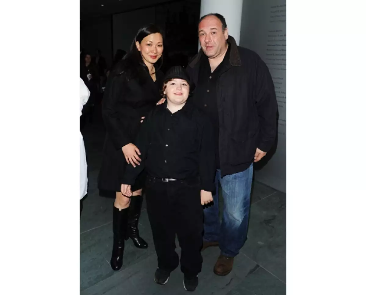 Michael Gandolfini de 13 años es uno de los herederos de la mayor parte de la fortuna que hizo el actor. En la imagen junto a su esposa Deborah Lin.