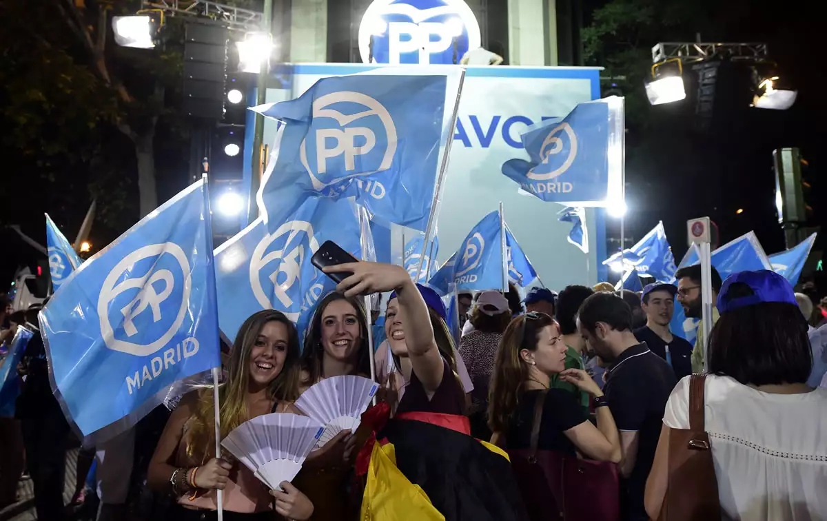 Simpatizantes del PP festejan el triunfo en las calles.