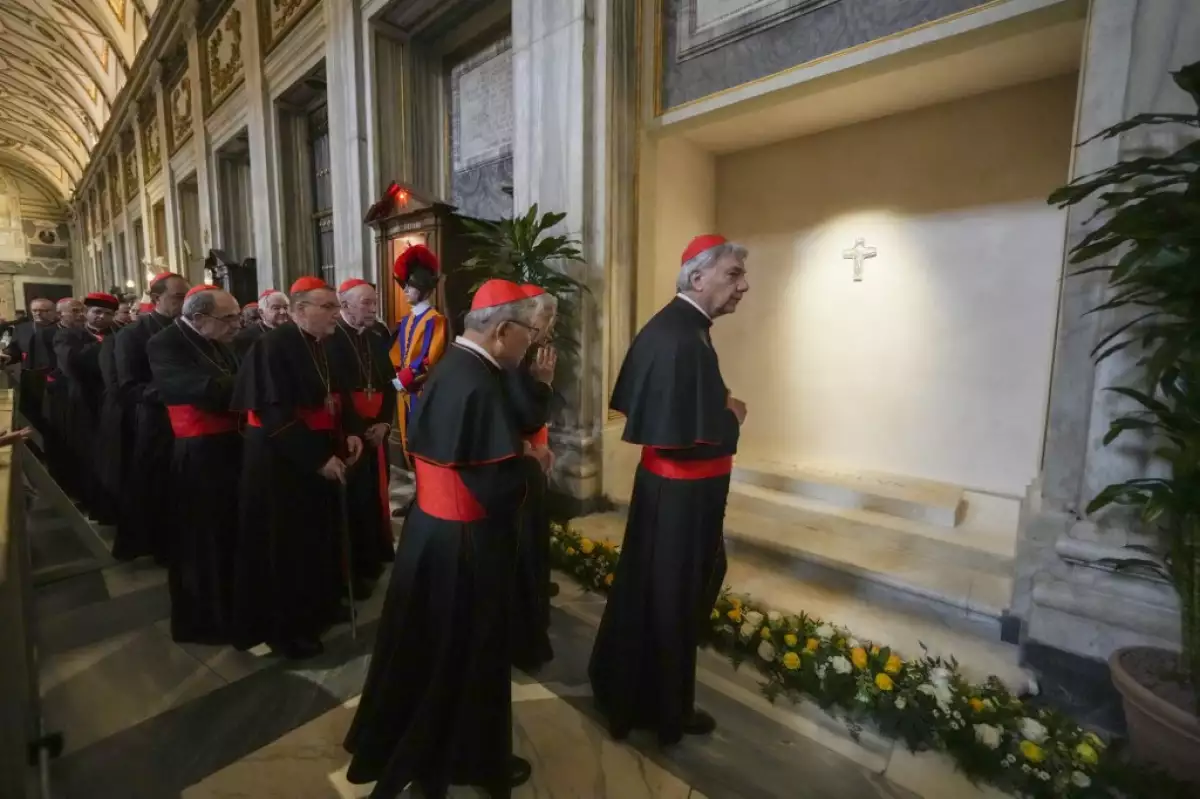 Los cardenales visitan la tumba del difunto Papa Francisco en la Basílica de Santa María la Mayor un día después del funeral del Papa, en Roma el 27 de abril de 2025.