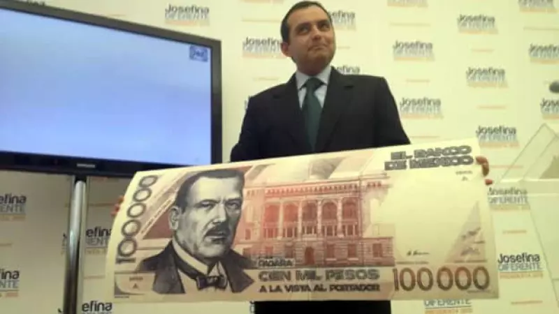 Ernesto Cordero muestra un billete de 1991, previo a la reducción de tres ceros en la moneda nacional
