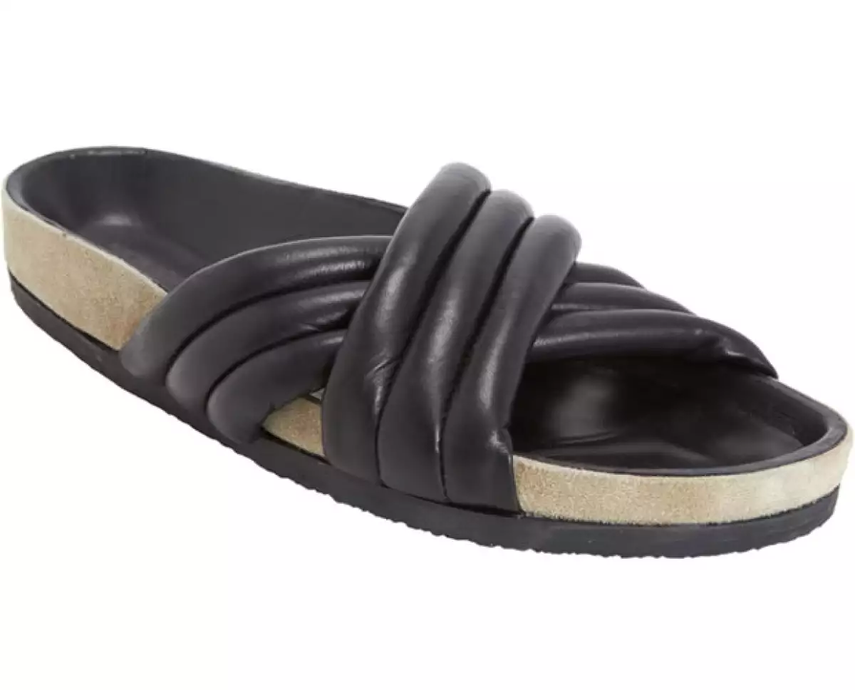 Isabel Marant propone esta temporada su propia versión de la icónica sandalia.