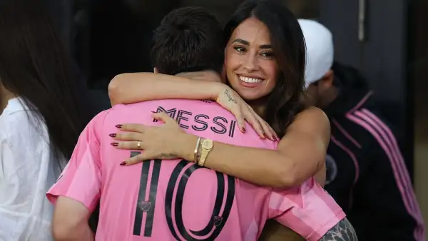 Antonela Roccuzzo abranzando a Lione Messi.