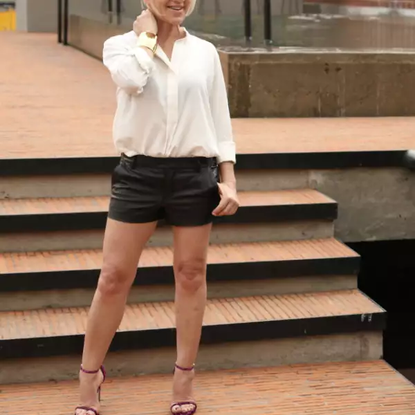 Ana Torroja junto al área de alberca de Downtown.