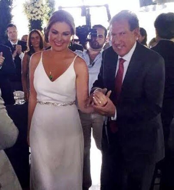 El político, de 72 años de edad, muestra el anillo de su ahora esposa.