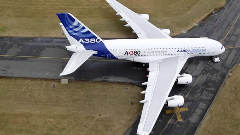 El alerón derecho de un A380 de prueba, una gigantesca nave con una envergadura de casi 80 metros, se raspó con un edificio en el aeropuerto Le Bourget este domingo y fue retirado de las exhibiciones de vuelo.