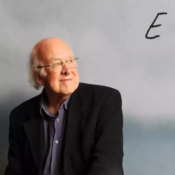 Peter Higgs posa en una entrevista