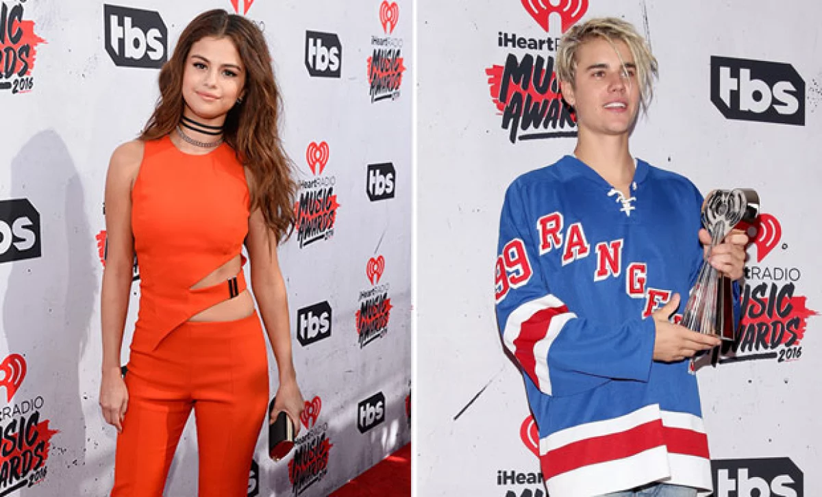 Aunque se dice que los ex no se dirigieron la palabra en los iHeartRadio Awards, ella se unió a la ovación cuando Justin recibió el premio a 'Artista Masculino del Año'.