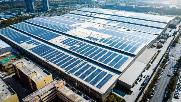 Paneles solares en techos 2025