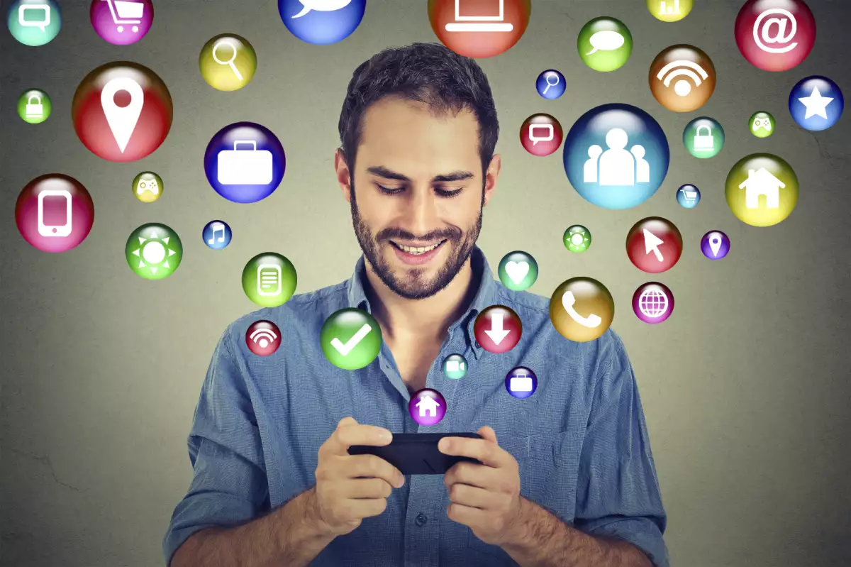 “La idea es que cualquiera pueda hacer una app”, explica Ronnie Ríos, consultor senior de la compañía.