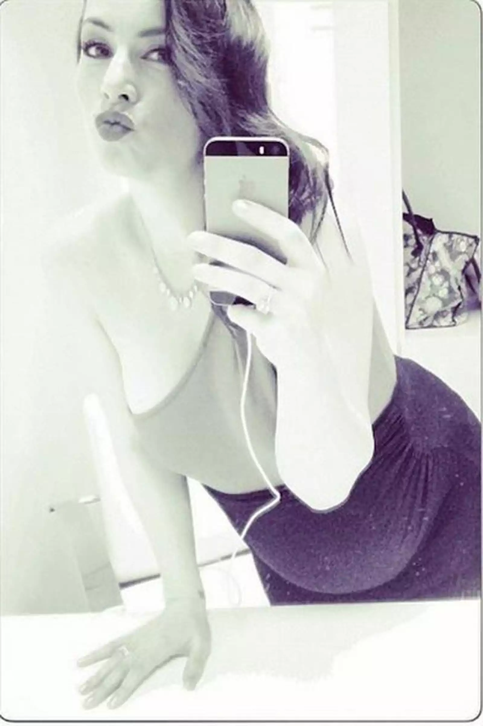 Sexy hasta en la espera de su segundo hijo.